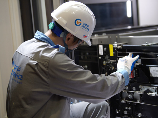 thực hiện bảo dưỡng hệ điều khiển, truyền động của thang máy