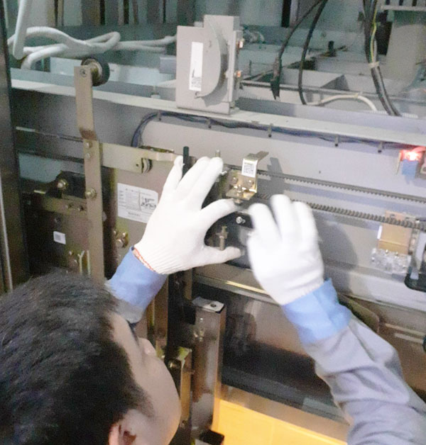 Bảo trì thang máy TPHCM: Kỹ thuật viên kiểm tra, bảo trì cửa cabin thang máy